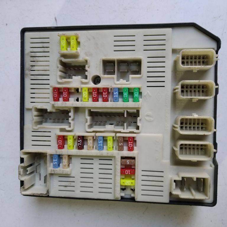 блок предохранителей Renault Megane 3 поколение 2009, 284B61871R - фото №1