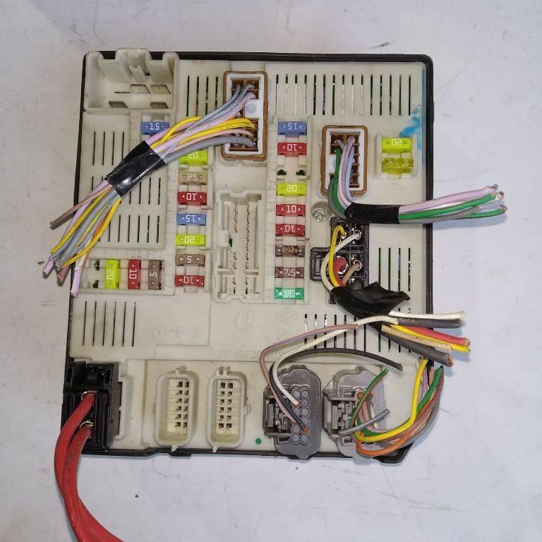 блок предохранителей Renault Scenic 3 поколение 2011, 284B61871R - фото №1