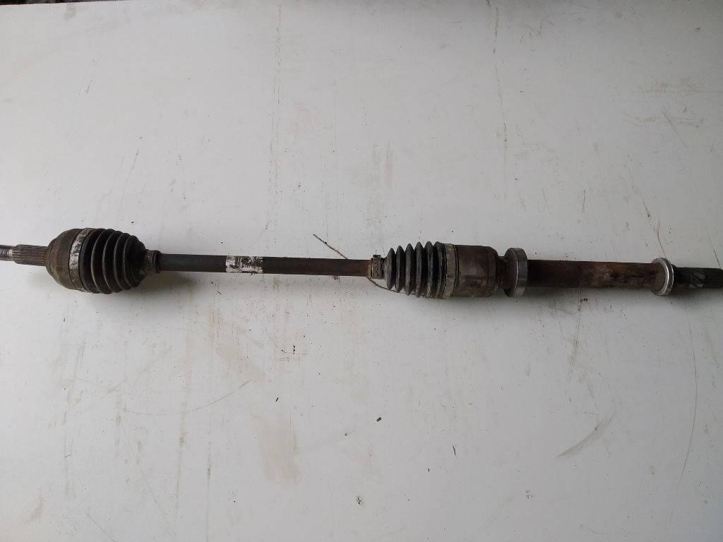 полуось передняя правая (приводной вал, ШРУС) Renault Clio 3 поколение 2006, 1.2 л., бензин - фото №1