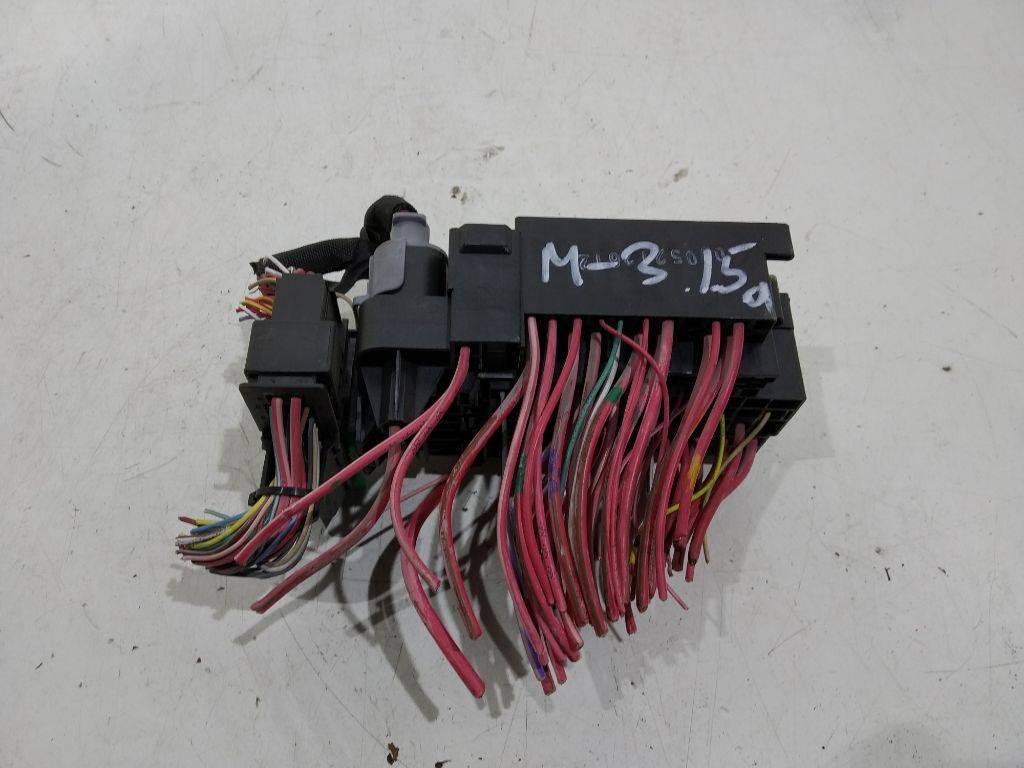 блок предохранителей Renault Megane 3 поколение 2010, 252360003R - фото №1