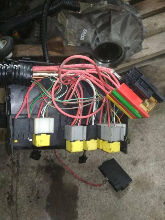 крышка блока предохранителей Renault Trafic 2 поколение 2002, 1.9 л., дизель, МКПП, 8200211018 - фото №1