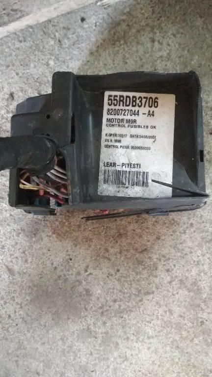 блок предохранителей Renault Laguna 3 поколение 2007, 2.0 л., дизель, МКПП, 8200727044 - фото №1