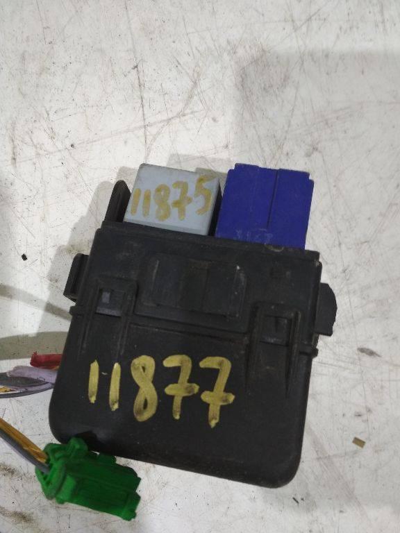 блок предохранителей Renault Clio 3 поколение 2008 - фото №1