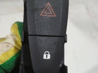 кнопка аварийной сигнализации Renault Scenic 3 поколение [рестайлинг] 2012, E3160101