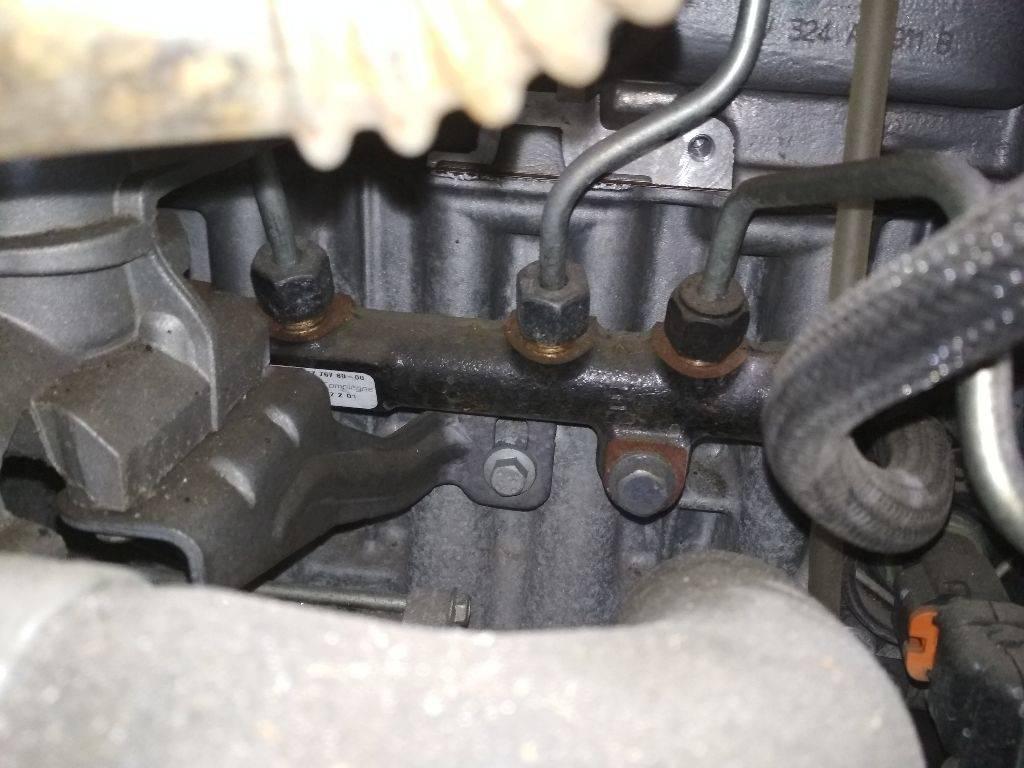 топливная рампа Peugeot 2008 1 поколение 2015, 1.6 л., дизель, МКПП, 9804776780 - фото №1