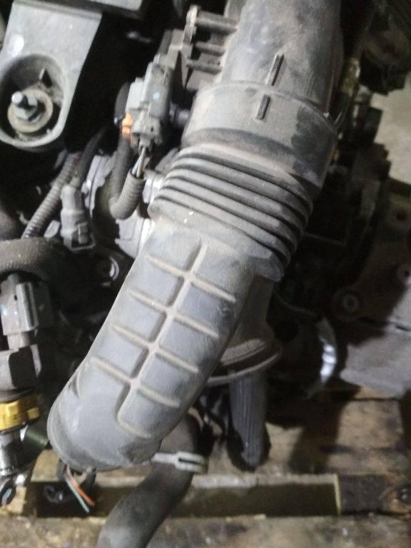 патрубок воздушного фильтра Peugeot 2008 1 поколение 2015, 1.6 л., дизель, МКПП - фото №1