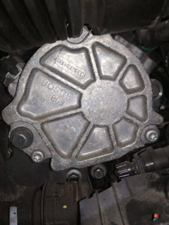 насос вакуумный Peugeot 2008 1 поколение 2015, 1.6 л., дизель, МКПП, 9804021880 - фото №1