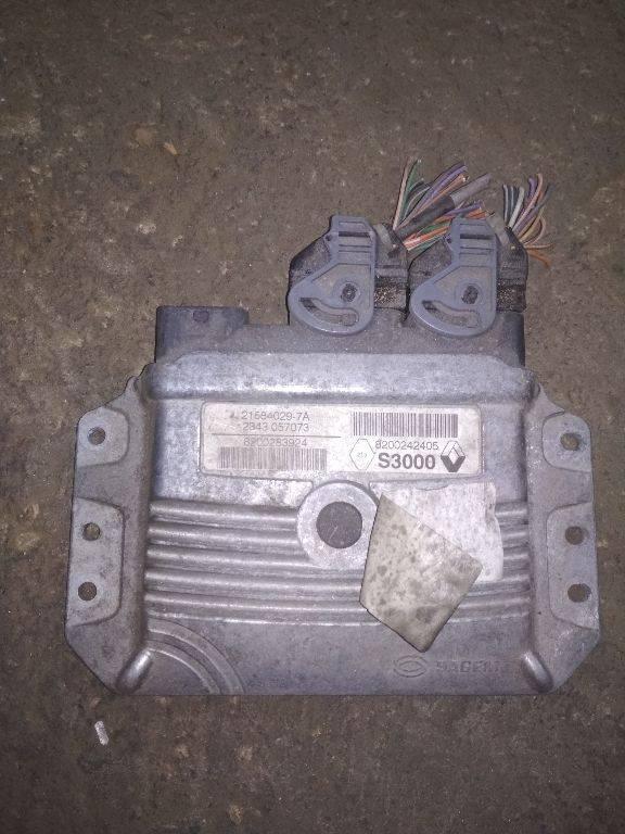 блок управления двигателем Renault Megane 2 поколение 2004, 1.4 л., 8200242405 - фото №1