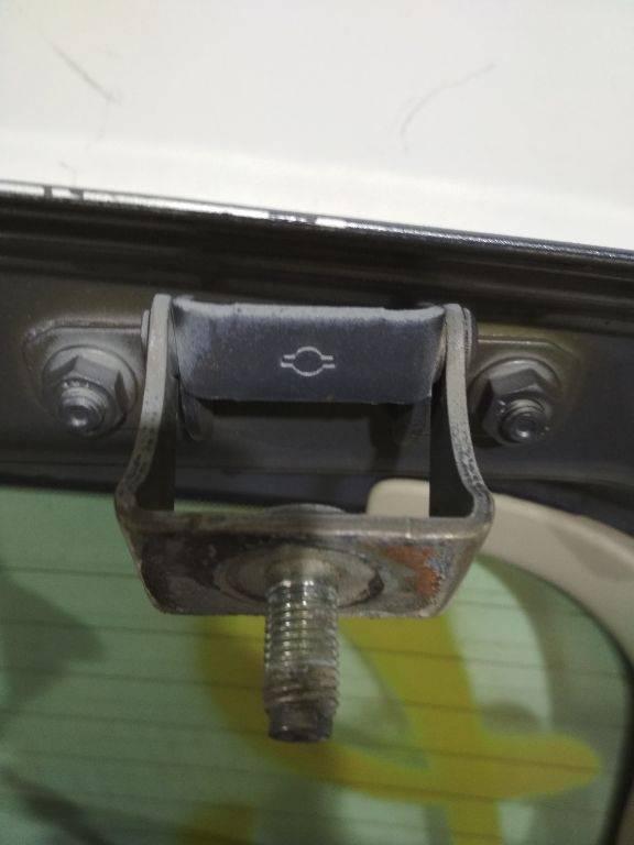 петля крышки багажника Nissan Note E11 2006 - фото №1