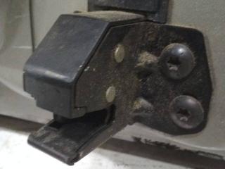 замок двери задней правой Renault Kangoo 2 поколение 2010