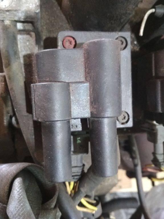 катушка зажигания Renault Clio 2 поколение 1999, 1.4 л., бензин, АКПП - фото №1