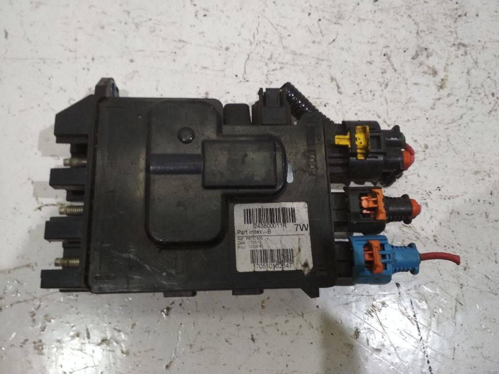 блок предохранителей Renault Megane 3 поколение 2010, 243800011R - фото №1