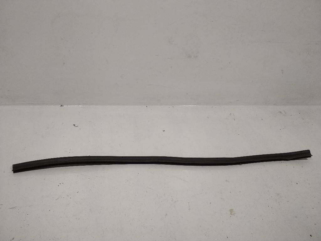 уплотнитель жабо Renault Twingo 3 поколение 2016 - фото №1