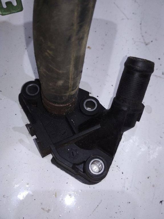 фланец (тройник) системы охлаждения Renault Kangoo 2 поколение 2008, 8200337841 - фото №1