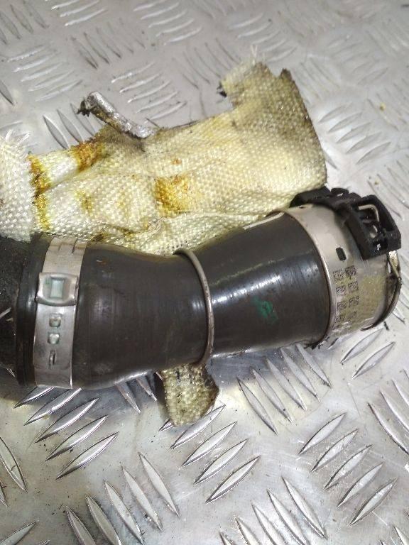 патрубок интеркулера Renault Duster 1 поколение 2011, 1.5 л., дизель, 071785A - фото №1