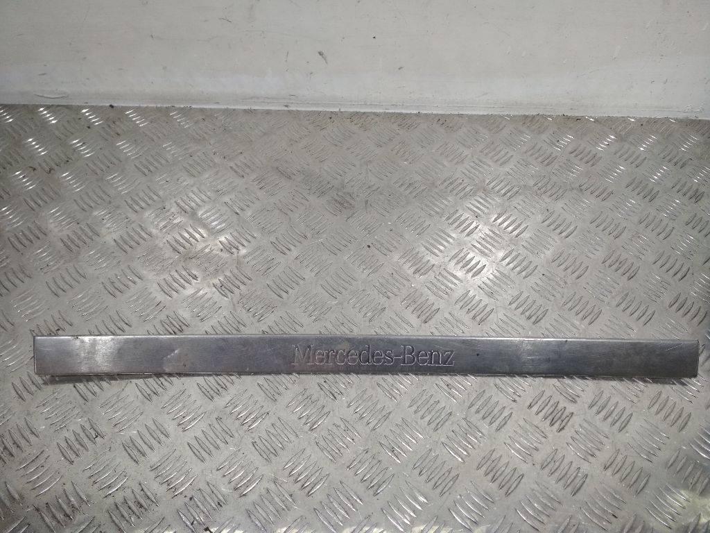 накладка на порог Mercedes-Benz M-Класс W163 2000, A1636860820 - фото №1