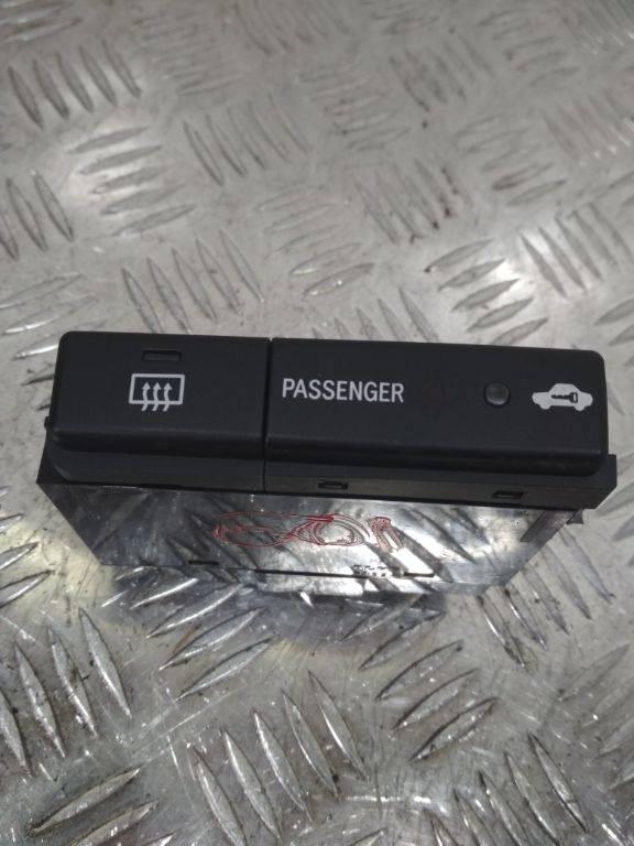 кнопка обогрева заднего стекла Toyota Avensis 3 поколение (T270) 2008, 84790-05130 - фото №1