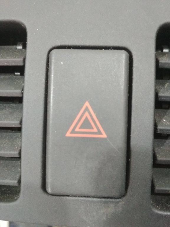 кнопка аварийной сигнализации Toyota Avensis 3 поколение (T270) 2008 - фото №1