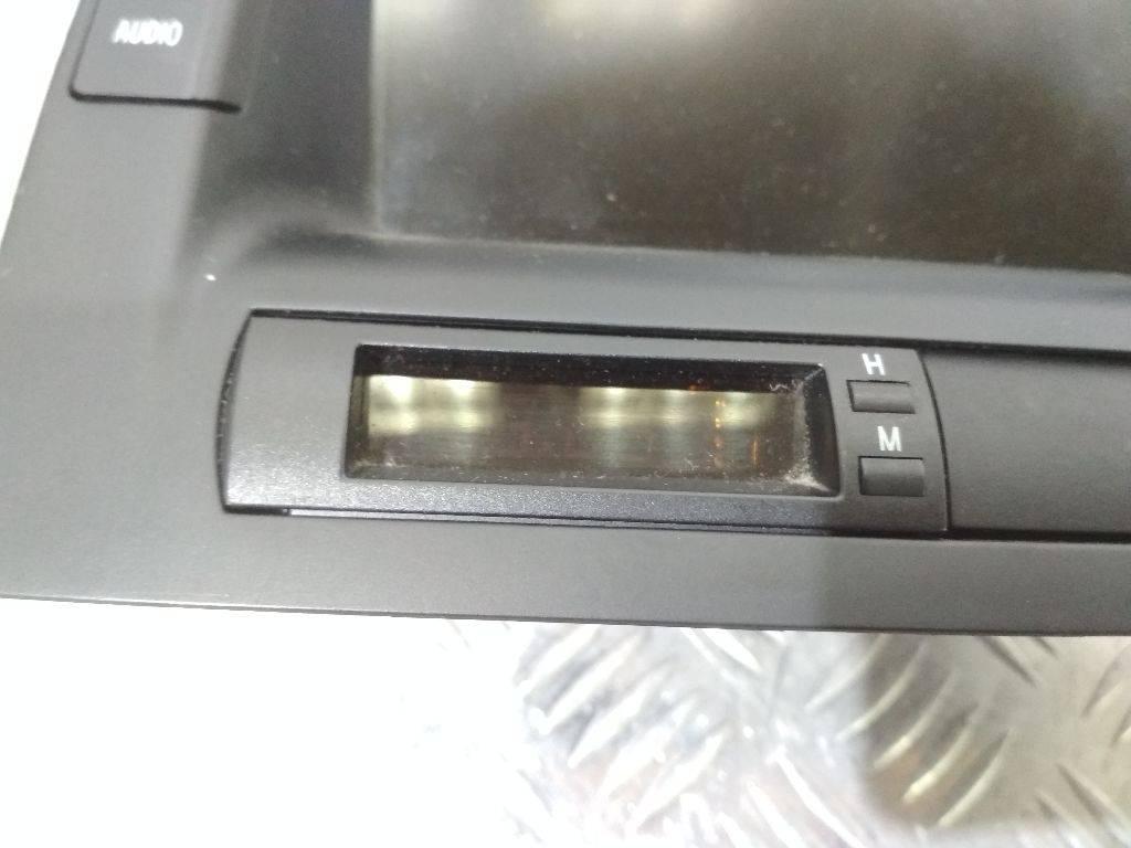 часы Toyota Prius 2 поколение 2005 - фото №1