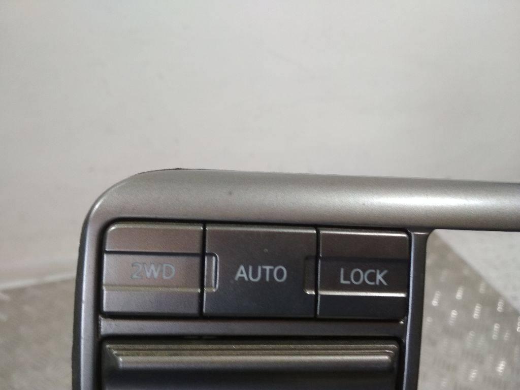 кнопка переключения режимов подвески Nissan X-Trail T30 2002 - фото №1