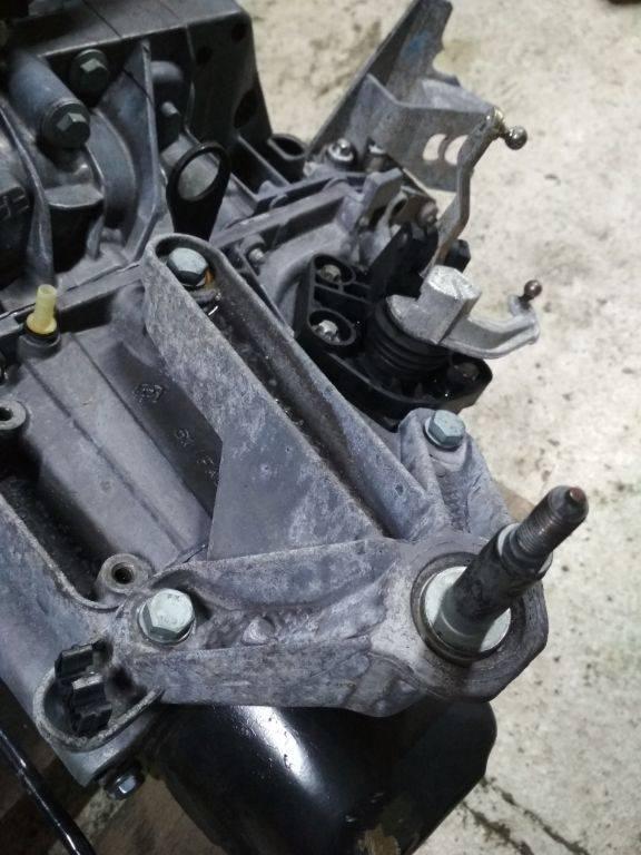 кронштейн КПП Renault Megane 2 поколение 2004, 1.5 л., дизель, МКПП, 8200043084 - фото №1