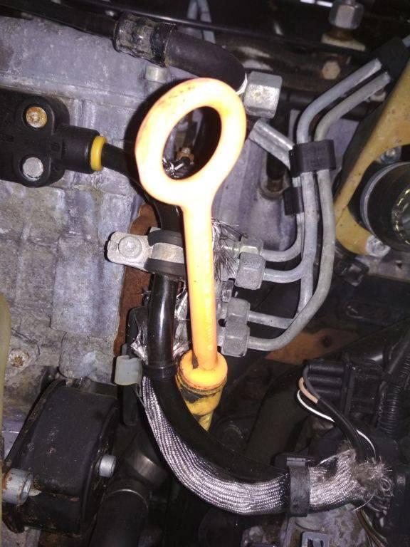 щуп двигателя Volkswagen Passat B5 1998, 1.9 л., дизель, МКПП, 028115611 - фото №1