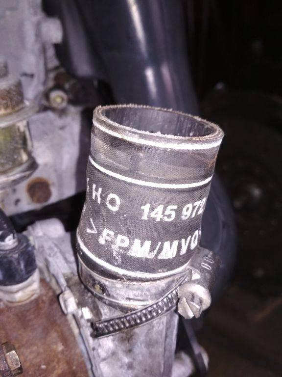 патрубок интеркулера Volkswagen Passat B5 1998, 1.9 л., дизель, МКПП, 1H0145972 - фото №1