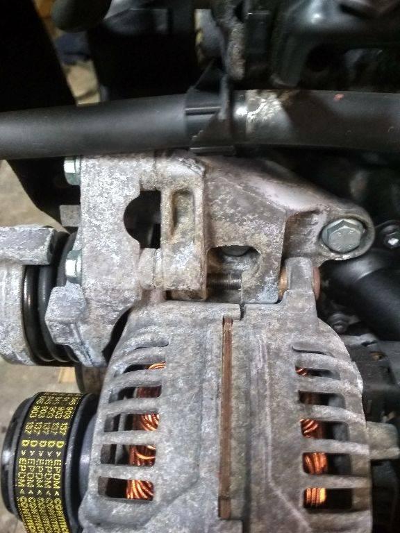 кронштейн генератора Volkswagen Polo 4 поколение 2002, 1.4 л., дизель - фото №1