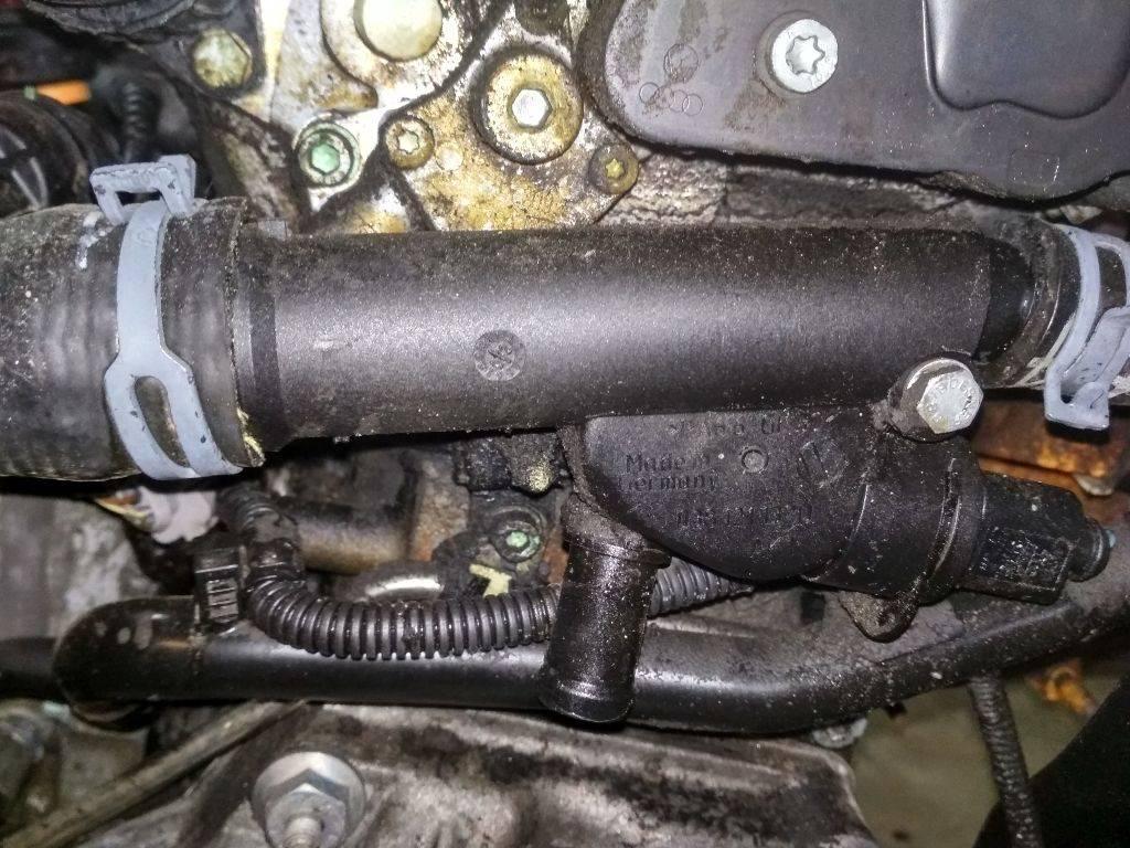 фланец (тройник) системы охлаждения Volkswagen Polo 4 поколение 2002, 1.4 л., дизель, 038121132D - фото №1