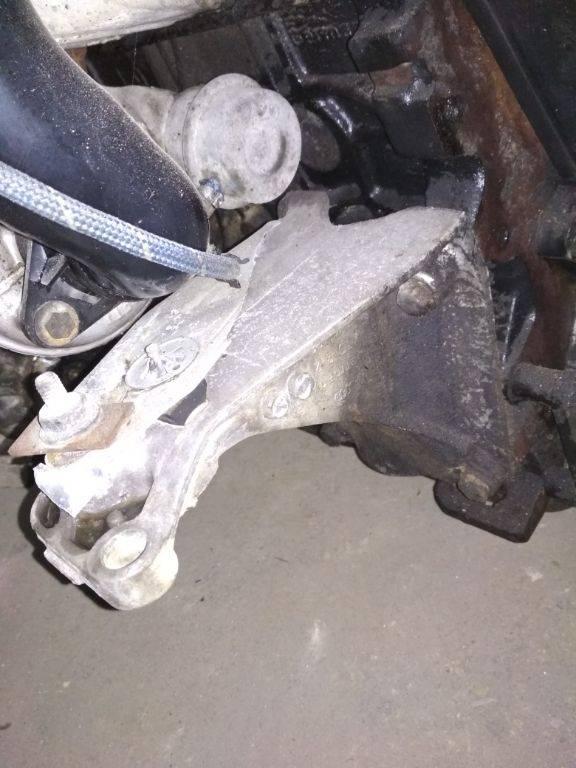 кронштейн двигателя Volkswagen Sharan 1 поколение 1996, 1.9 л., дизель, МКПП, 1H0199354H - фото №1