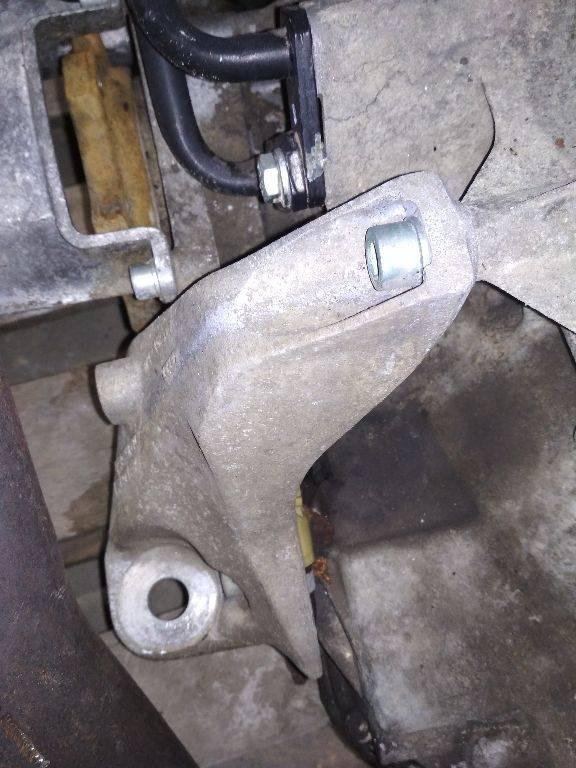 кронштейн КПП Audi A6 4B/C5 1998, 2.5 л., дизель, АКПП, 4D0399107 - фото №1