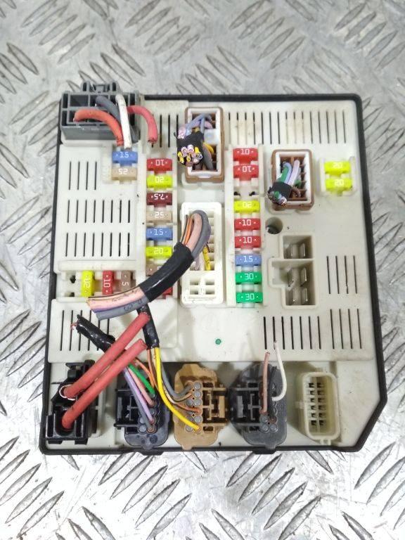 блок предохранителей Renault Megane 3 поколение 2009, 284B60008R - фото №1