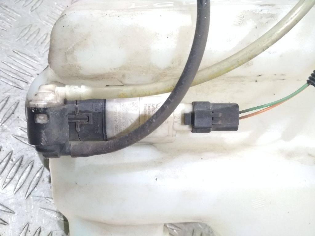 насос (моторчик) омывателя стекла Renault Megane 3 поколение 2008, 8200295685 - фото №1