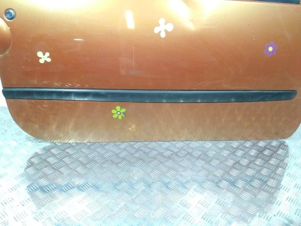 молдинг двери передней правой Renault Twingo 2 поколение 2008 - фото №1