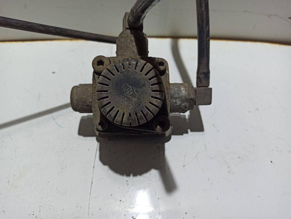 Клапан ускорительный DAF XF 105 1 поколение 2012, AC577A, KNORR-BREMSE - фото №1