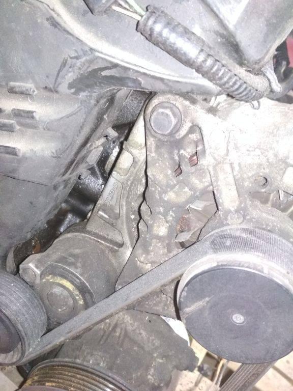 кронштейн генератора Renault Megane 2 поколение 2005, 1.5 л., дизель, МКПП, 8200425034 - фото №1