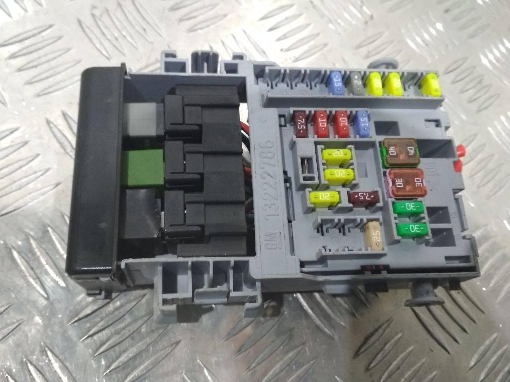 блок предохранителей Chevrolet Cruze 1 поколение 2010, 13222786 - фото №1