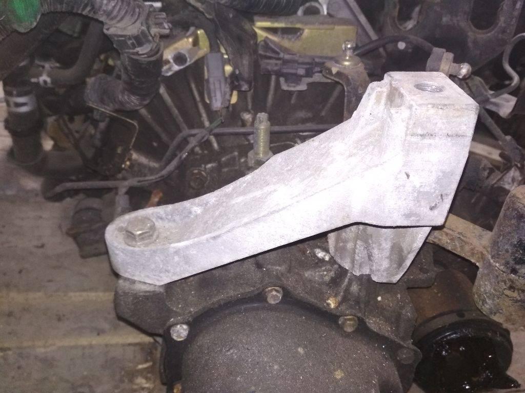 кронштейн КПП Mazda 5 CR 2005, 1.8 л., бензин, МКПП - фото №1