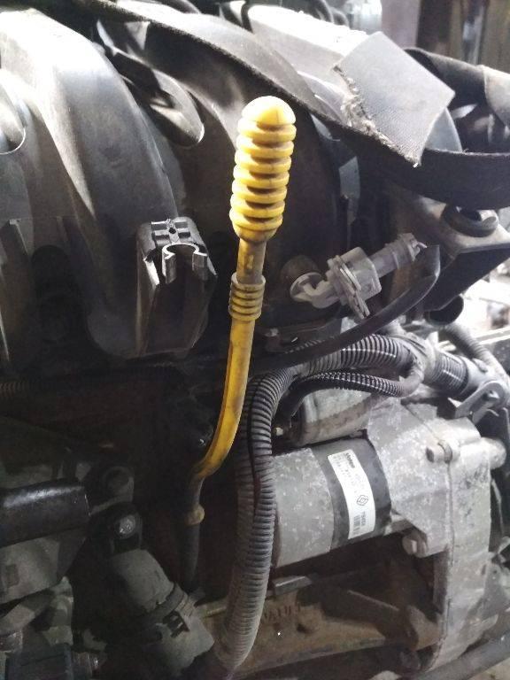 щуп двигателя Renault Sandero 1 поколение 2011, 1.2 л., бензин, МКПП - фото №1