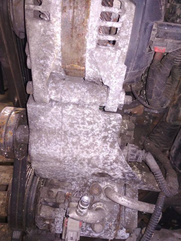 кронштейн двигателя Chrysler Voyager 4 поколение 2002, 2.5 л., дизель, МКПП - фото №1