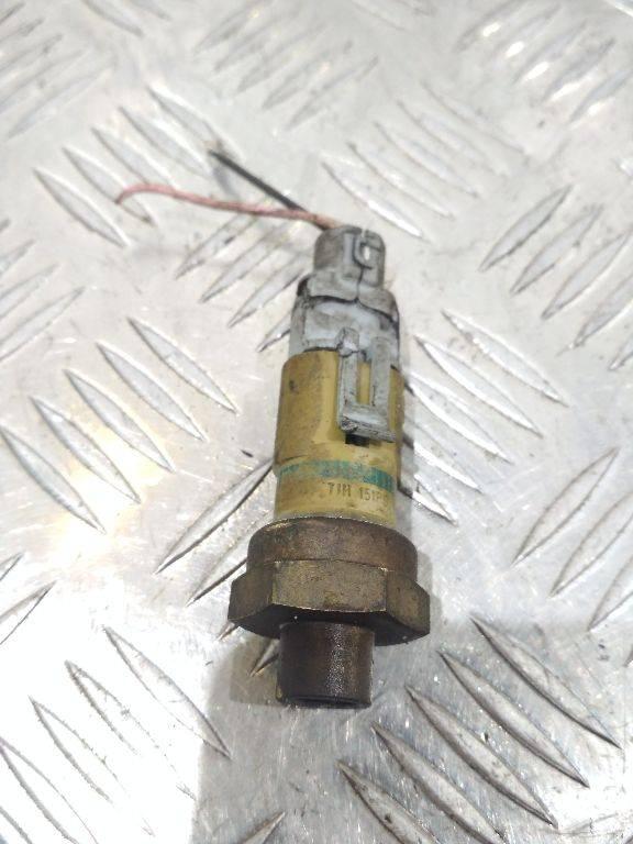 датчик давления масла Renault Clio 2 поколение 2000, 1.6 л., бензин, АКПП, 7700413763 - фото №1