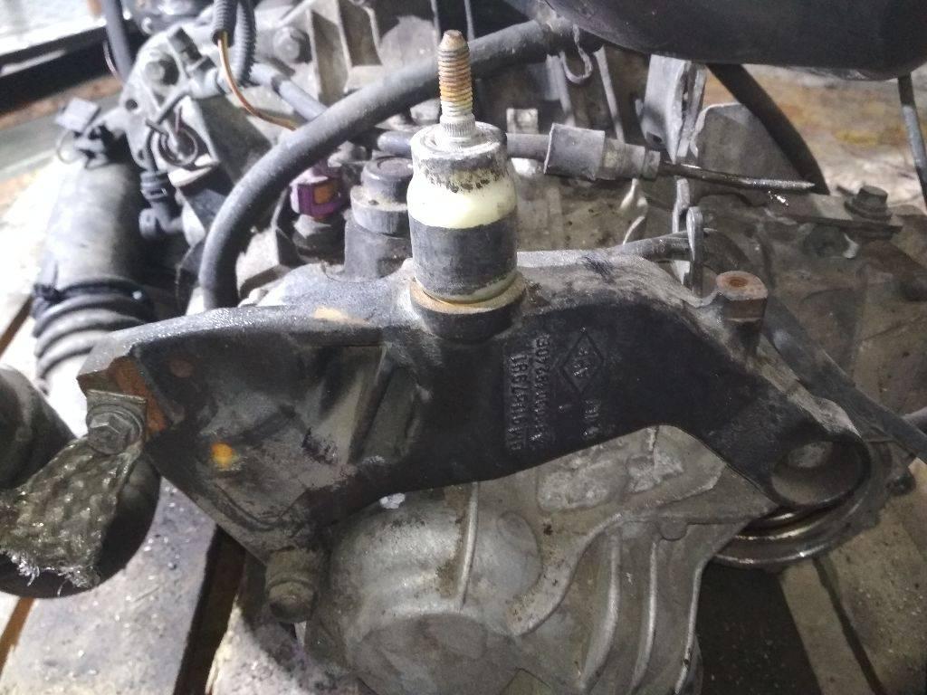 кронштейн КПП Renault Trafic 2 поколение 2004, 2.5 л., дизель, МКПП, 8200048240 - фото №1