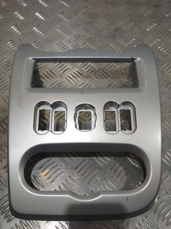 рамка под магнитолу Dacia Sandero 1 поколение 2010, 682607503R - фото №1