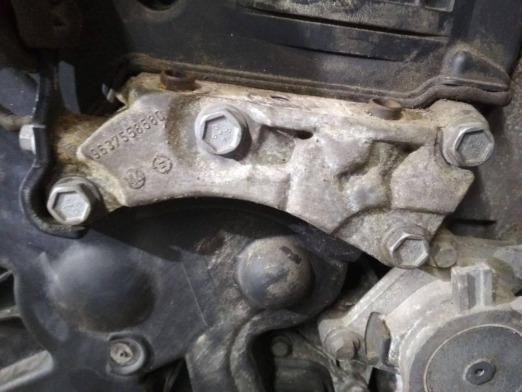 кронштейн двигателя Peugeot 208 1 поколение 2013, 1.4 л., дизель, МКПП, 9637558580 - фото №1