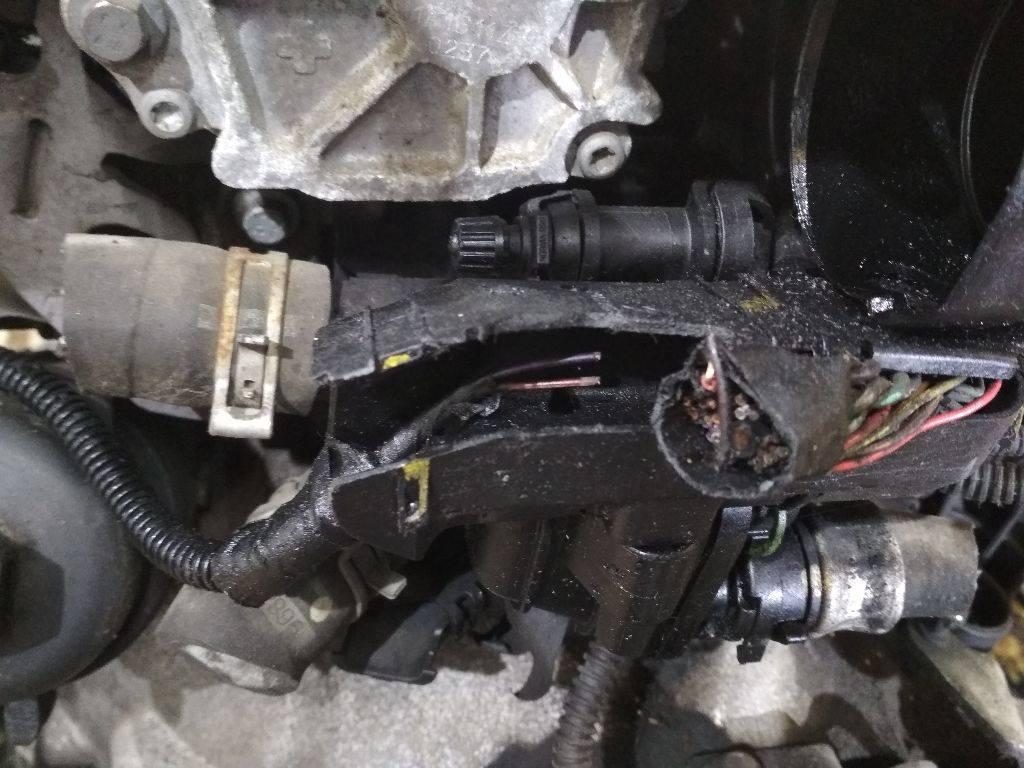 корпус термостата Peugeot 208 1 поколение 2013, 1.4 л., дизель, МКПП - фото №1