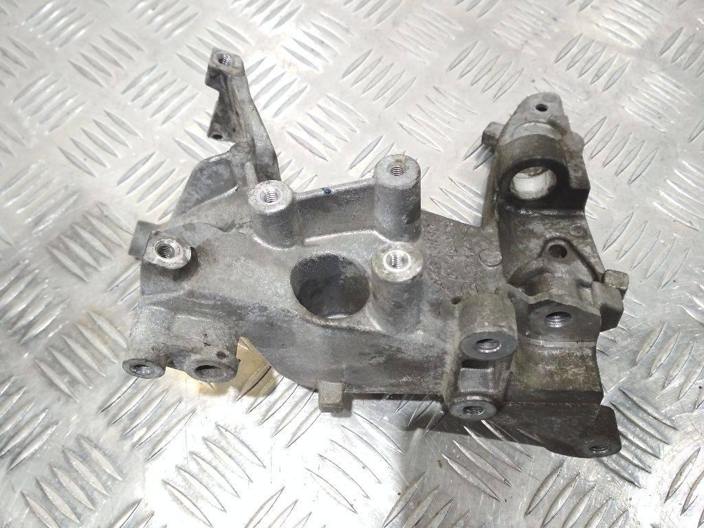 кронштейн генератора Peugeot 5008 1 поколение 2011, 1.6 л., дизель, МКПП, 9684613880 - фото №1