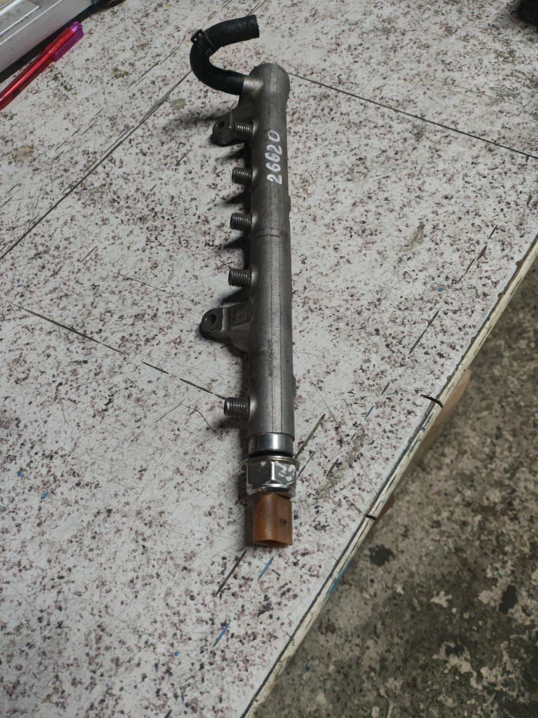 топливная рампа Volkswagen Golf 6 поколение 2010, 1.6 л., дизель, МКПП, 03L089H, 0130746 - фото №1