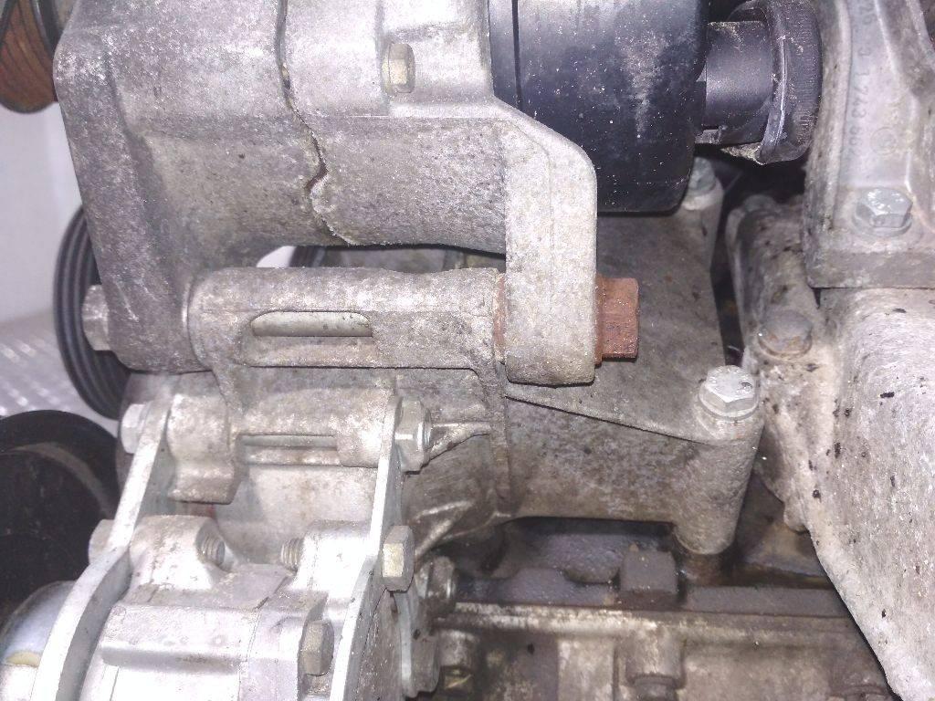 кронштейн генератора BMW 3 серия E46 2000, 2.0 л., бензин, МКПП - фото №1