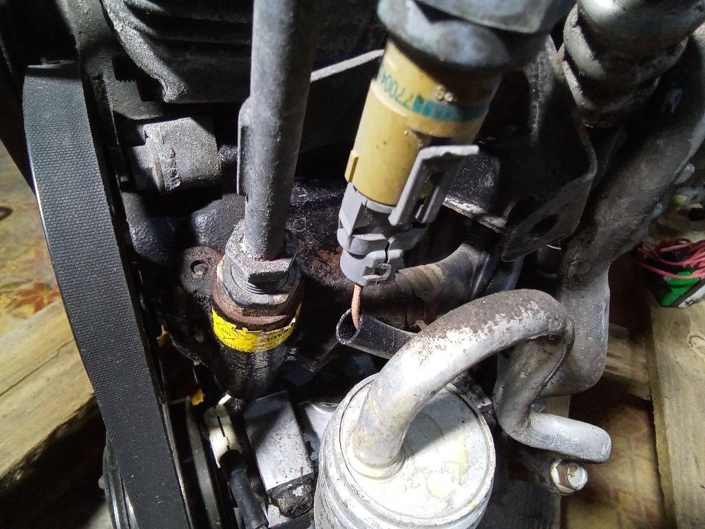 насос гидроусилителя руля Renault Clio 2 поколение 1999, 1.4 л., бензин, МКПП - фото №1