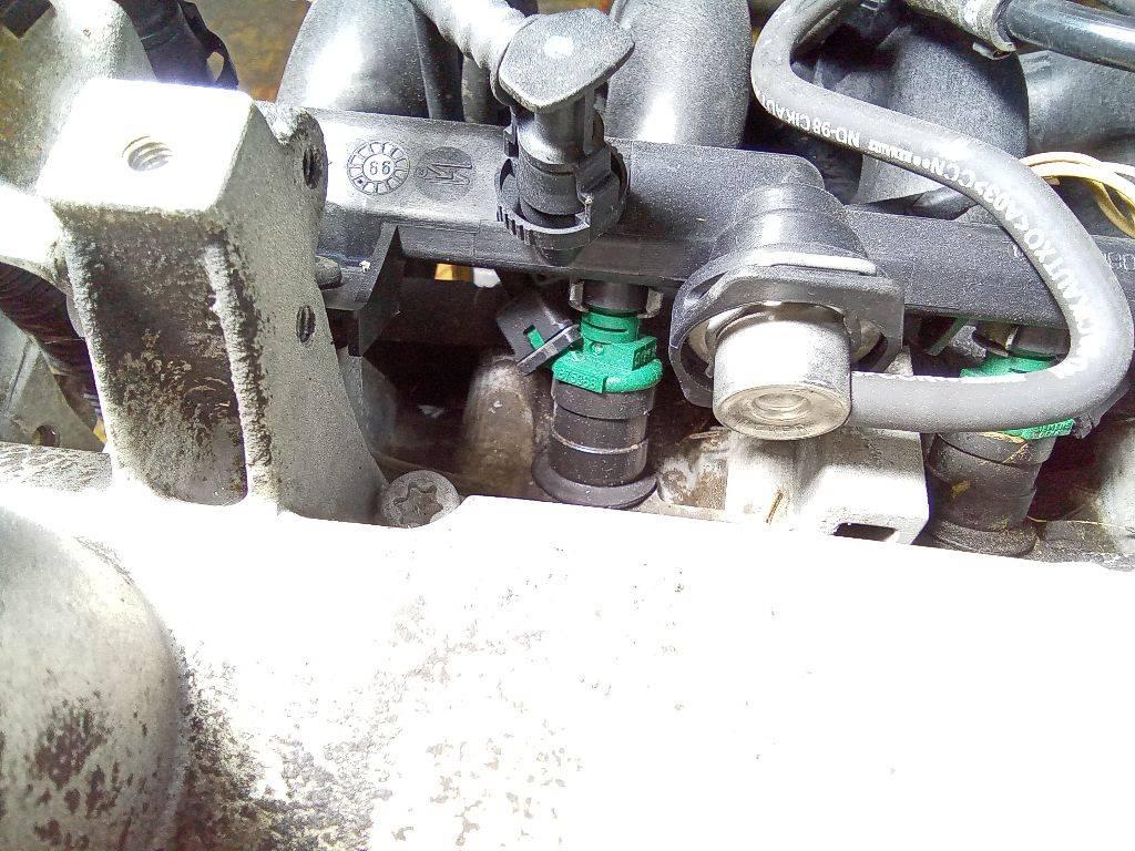 форсунка Renault Clio 2 поколение 1999, 1.4 л., бензин, МКПП - фото №1